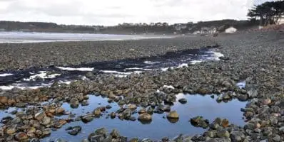 Suspicion de pollution aux hydrocarbures, plage de Caroual