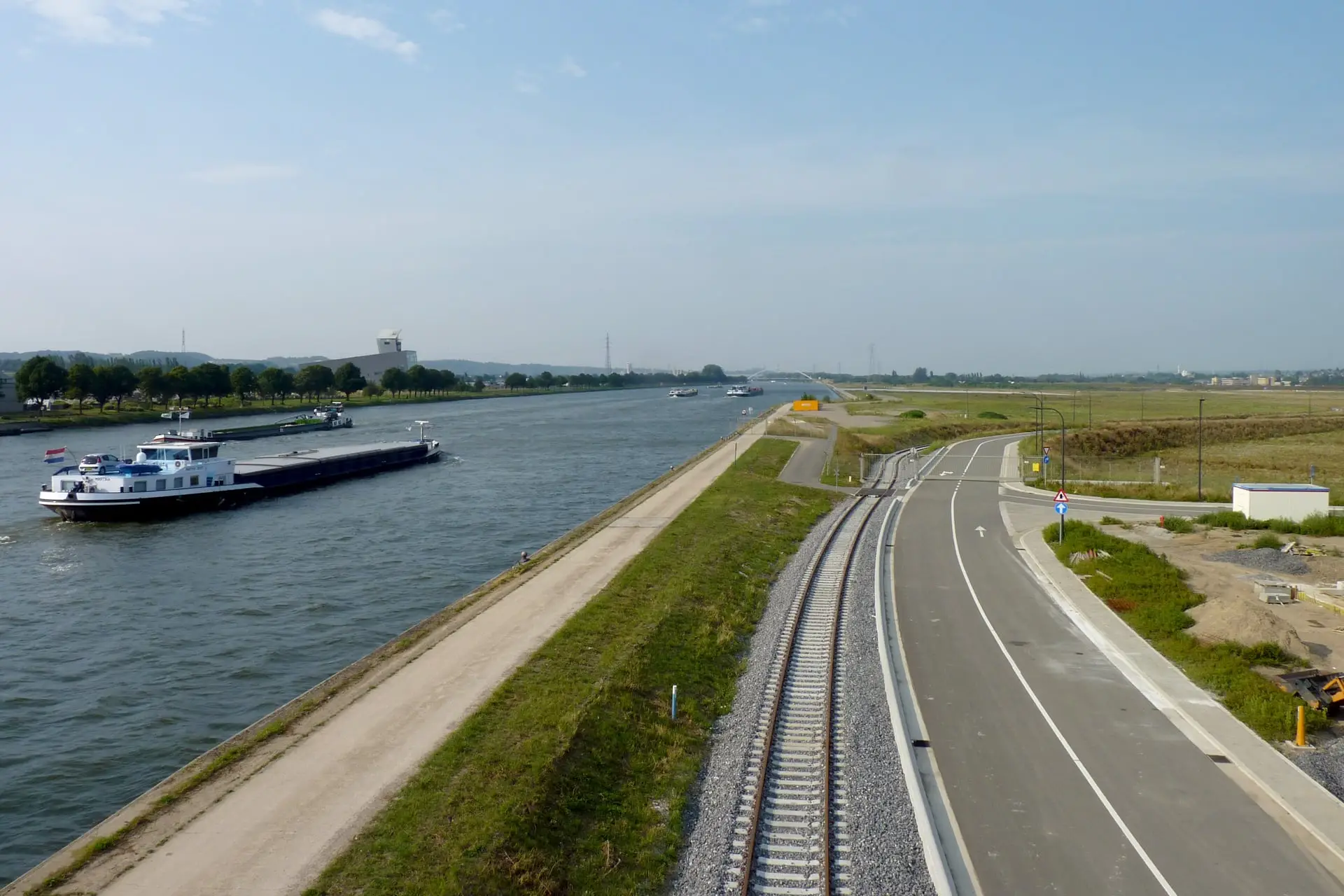 oupeye-le-trilogiport-train-route-canal-a-hermalle-sous-argenteau-photo-bernard-jacqmin